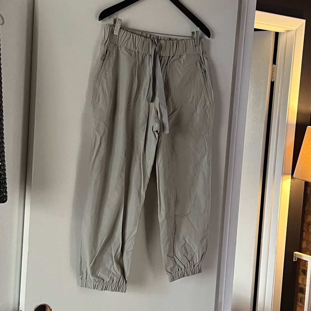 THEORY women’s medium khaki taupe drawstring cropped pants. Excellent condition